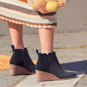New in box Toms Clare Leather/suede Bootie
